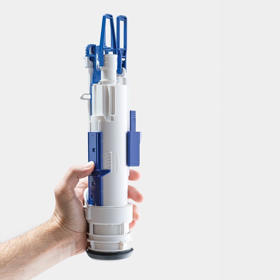 img-geberit-flush-valve-212-with-hand-2021-2-1-1.jpg Mécanisme de chasse encastré Geberit – Image 1