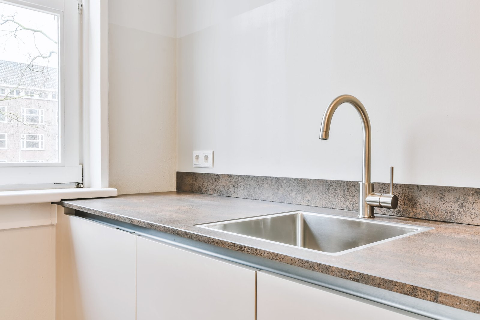 Évier en Granit vs Évier en Inox : Quel est le plus Résistant ? 1 Évier en Granit vs Évier en Inox : Quel est le Plus Résistant aux Rayures ?
