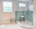 Paroi de douche : verre trempé ou acrylique ? Guide complet du choix