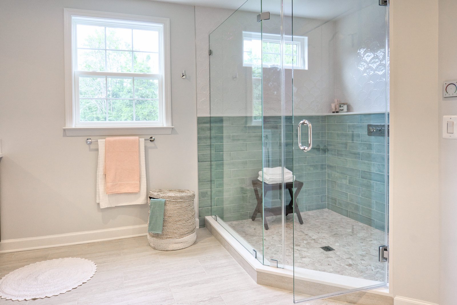 Paroi de douche : verre trempé ou acrylique ? Guide complet du choix