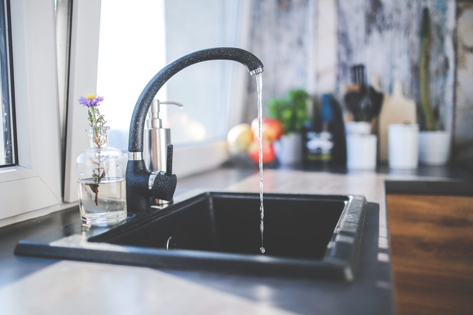 Évier en Granit vs Évier en Inox : Quel est le plus Résistant ? 3 Évier en Granit vs Évier en Inox : Quel est le Plus Résistant aux Rayures ?