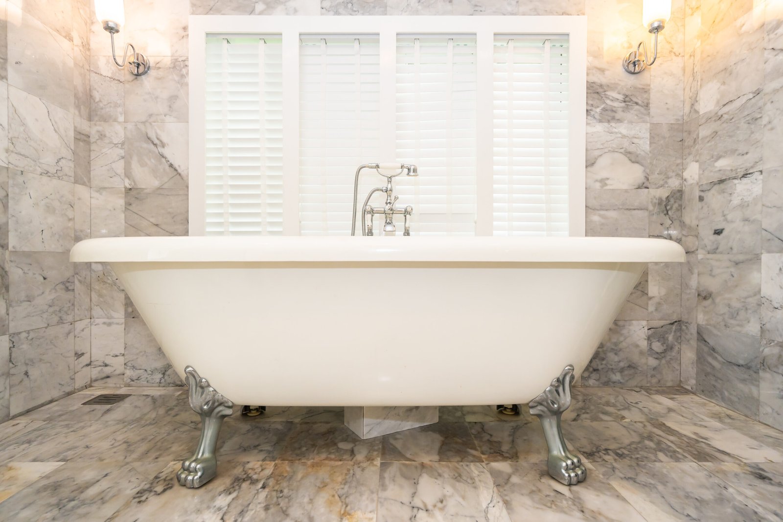 Caniveau de douche italienne : Comment choisir le bon débit et le bon design ?