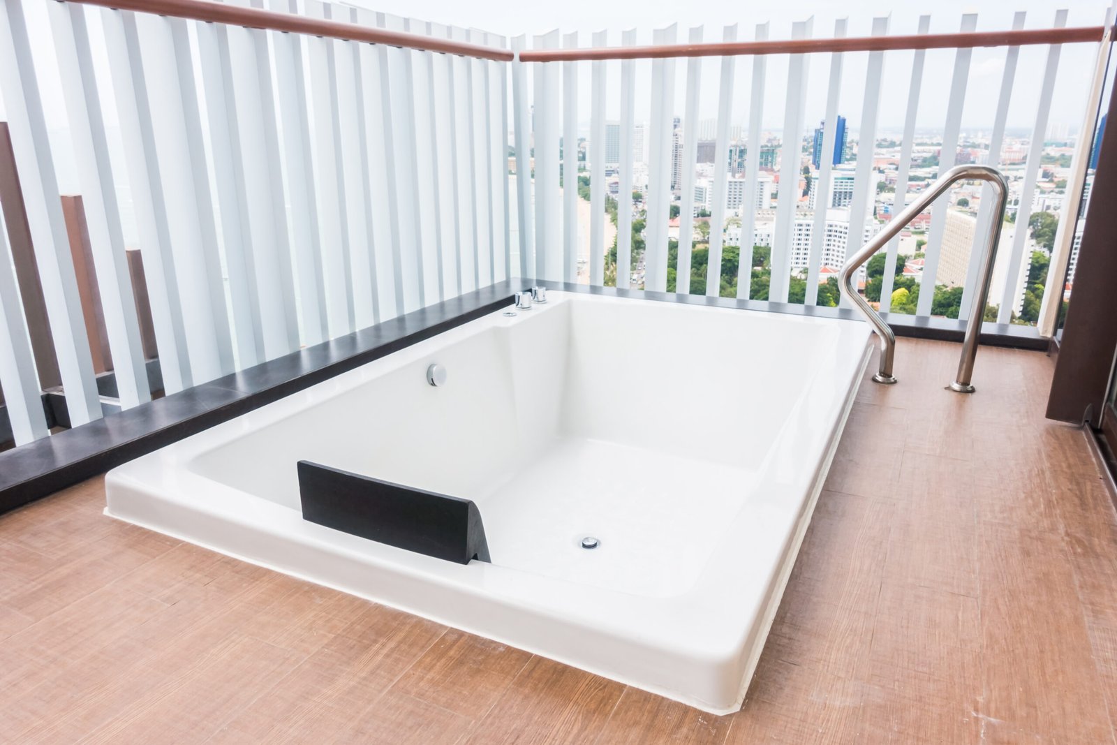 Caniveau de douche italienne : Comment choisir le bon débit et le bon design ?