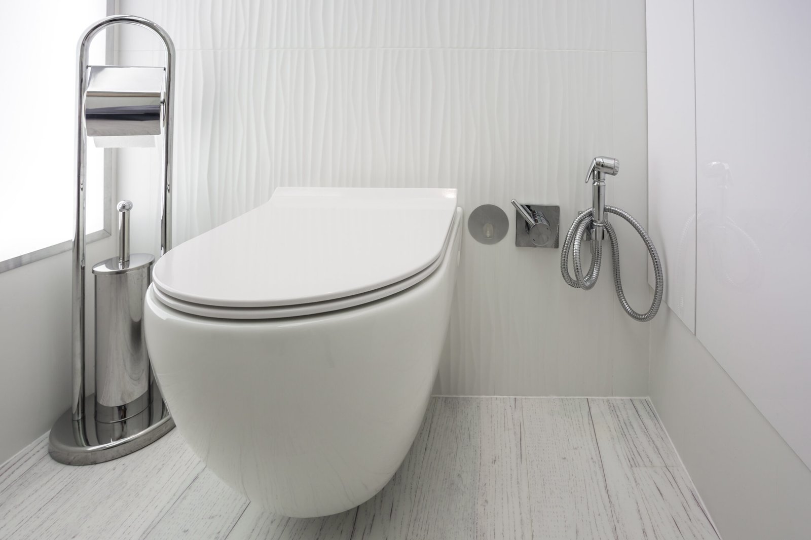 WC suspendu ou WC a poser : quel système choisir pour votre salle de bain ? 2 WC suspendu ou WC à poser : Quel système choisir pour une salle de bain moderne ?