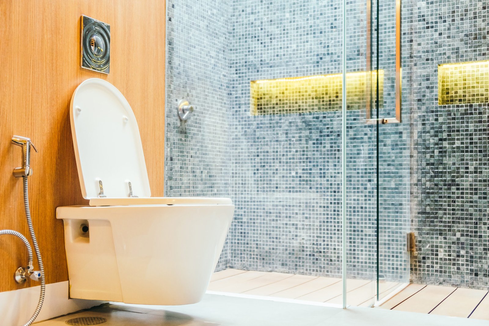 WC suspendu ou WC à poser : Quel système choisir pour une salle de bain moderne ?